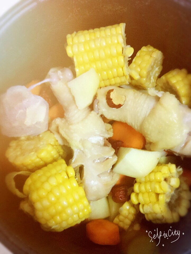 爱心鸡腿汤,先把鸡腿用热水煮一边加入料酒去腥拿出来，然后把切好的胡萝卜 土豆玉米 姜片 放入锅中