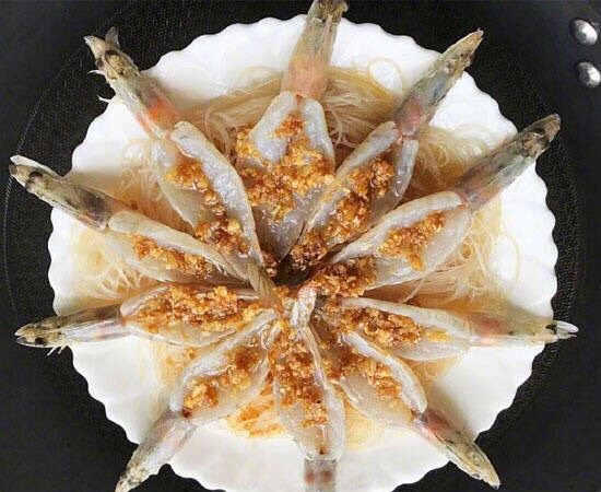 蒜蓉粉丝蒸虾,将爆香的蒜末均匀的淋在虾背上,开水上锅蒸8—10分钟
