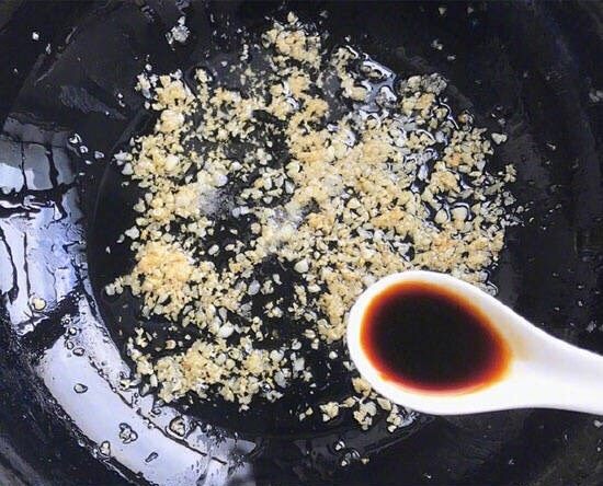 蒜蓉粉丝蒸虾,待蒜末炒至表面微黄时,加入适量的盐(约1克)<a style='color:red;display:inline-block;' href='/shicai/ 788'>生抽</a>一勺、快速翻炒均匀后关火