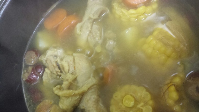 爱心鸡腿汤,把食材放入锅中后，小火慢炖一个小时，在放入盐，鸡精等一些调味料