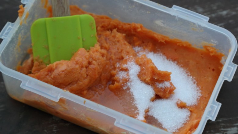 微波炉美食+微波炉版红薯馅料,再放入白<a style='color:red;display:inline-block;' href='/shicai/ 10588'>糖</a>20克。