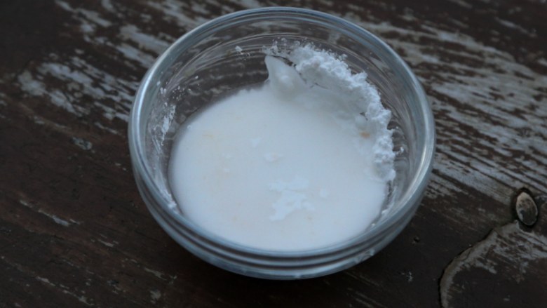微波炉美食+微波炉版红薯馅料,将10克的生粉加15克的水调匀,倒入红薯泥中拌匀。