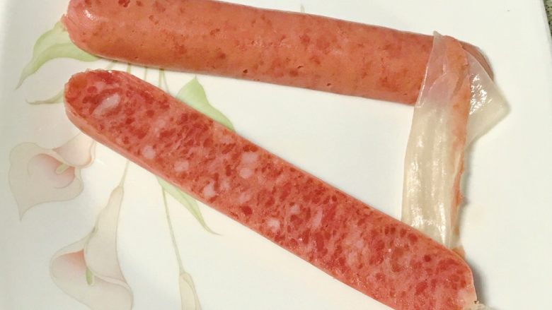 什锦炒饭,剥掉香肠的外皮,切成丁。