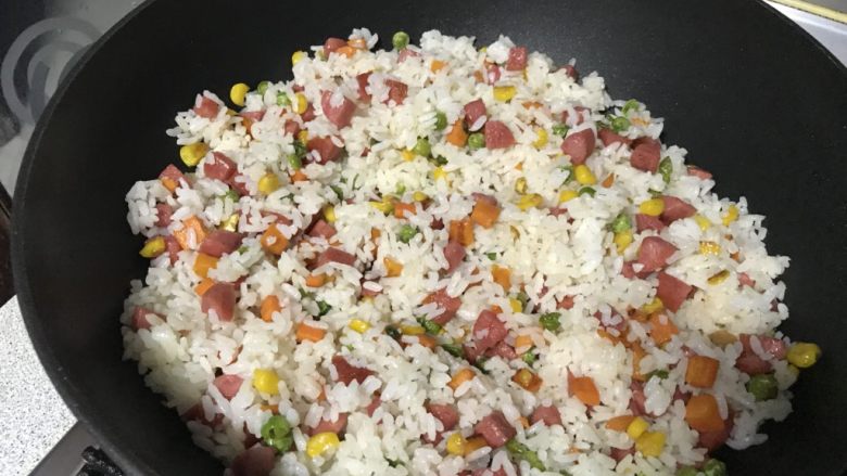 什锦炒饭,盐一定要炒匀,松散,不粘连。