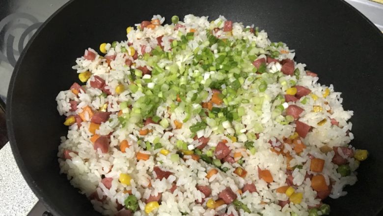 什锦炒饭,加入葱花,翻炒一下出锅。