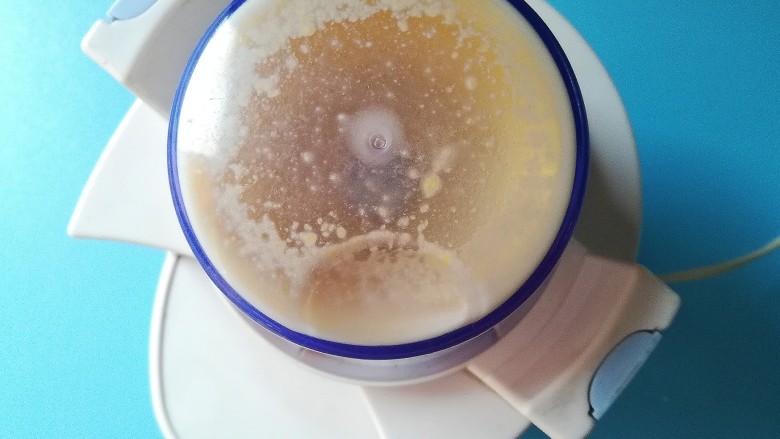 #宝宝辅食#健脾养胃小米饼,启动辅食机,打成小米米浆