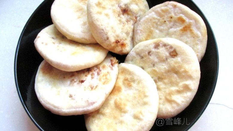 松软小肉饼,呈黄色拿出趁热享用,外酥脆,内软嫩。
