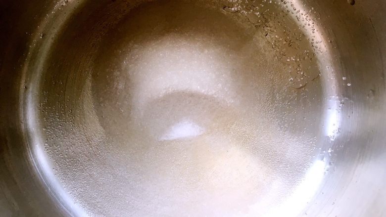 蔓越梅花生牛轧糖(麦芽糖版),清水加55克砂糖跟盐小火加热至砂糖融化