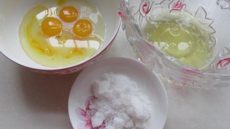 网红豆乳盒子,各种材料称重备用,把蛋清和蛋黄分离。