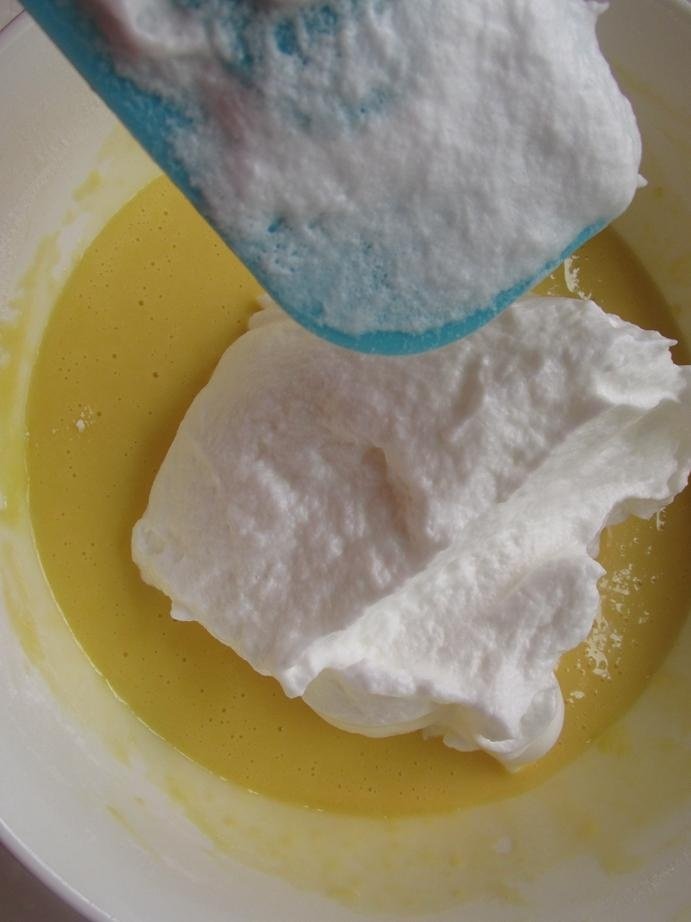网红豆乳盒子,把蛋白霜粉三次加到蛋黄糊中,每一次都要翻拌均匀在放入下一次。