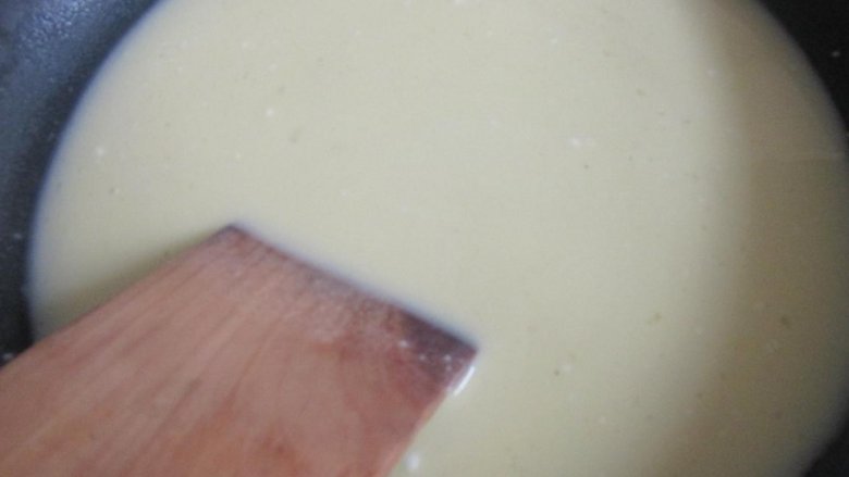 网红豆乳盒子,豆浆加鸡蛋和白糖拌匀,筛入面粉拌匀,过一下筛。