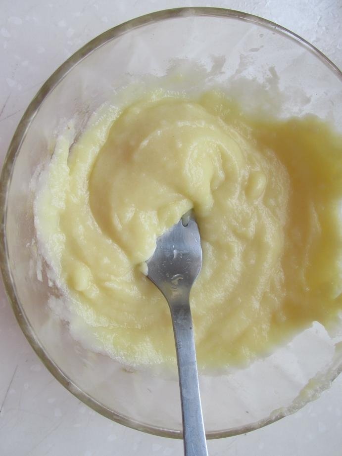 网红豆乳盒子,放炉子上,小火全程搅拌成糊状,再加入炼乳打匀即成豆乳霜。