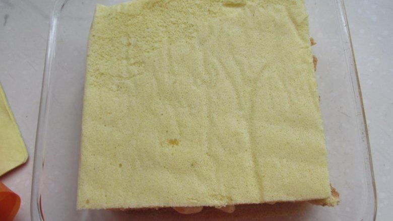网红豆乳盒子,蛋糕分成4份,把其中一份放入盒中。
