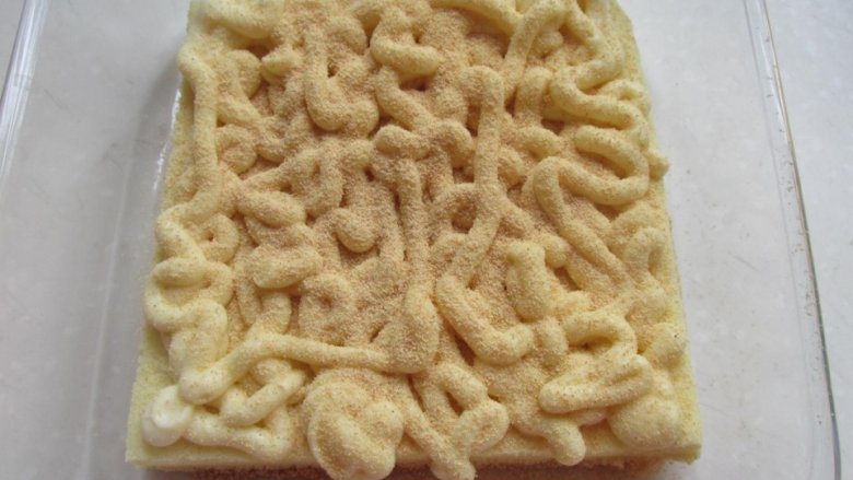 网红豆乳盒子,把豆子烤熟打成豆粉,筛到上面。