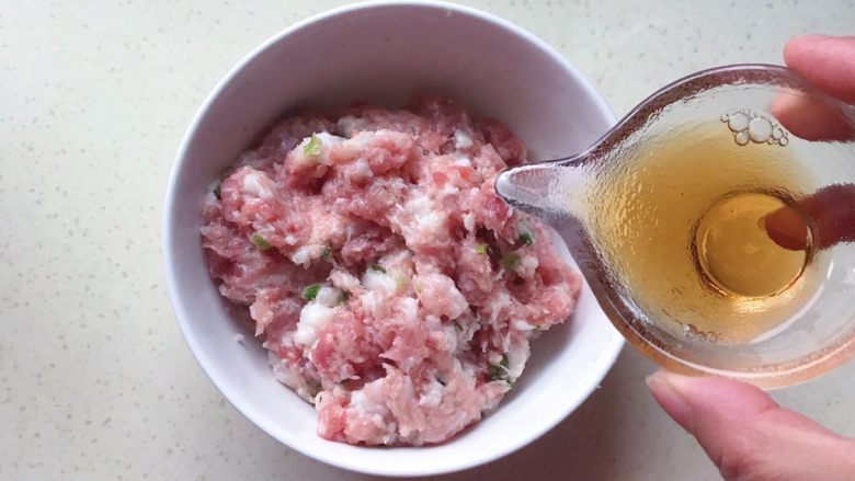 碧绿凤尾蛋,把肉馅放碗里,倒入<a style='color:red;display:inline-block;' href='/shicai/ 718'>料酒</a>