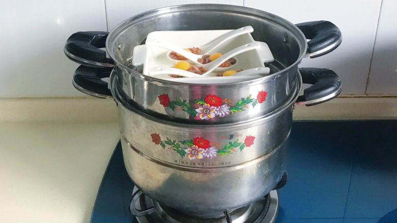 碧绿凤尾蛋,放锅里蒸熟,一般大火15分钟左右