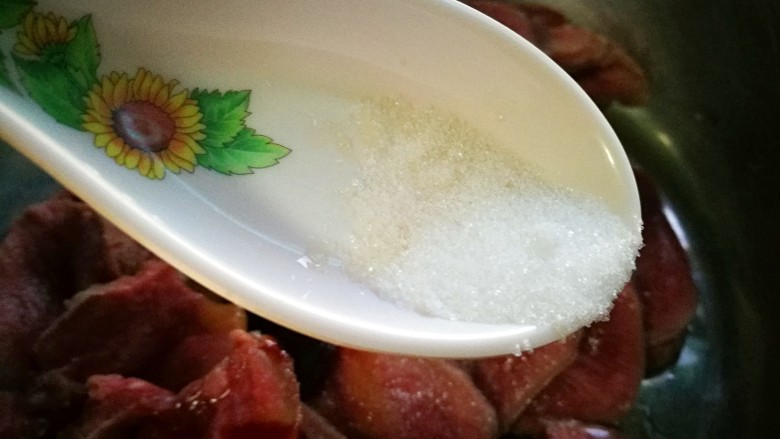 创意菜~香烤黑椒口条,加入适量盐
