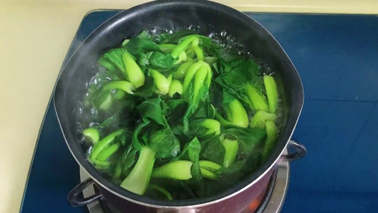 碧绿凤尾蛋,煮一些<a style='color:red;display:inline-block;' href='/shicai/ 7607'>小青菜</a>,放适量盐、鸡精调味