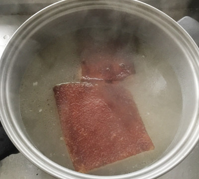 鲜虾四喜肉,捞出放煮肉的汤中,待表面呈核桃花纹捞出