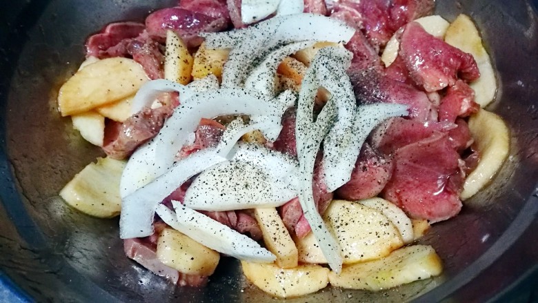 创意菜~香烤黑椒口条,撒上黑胡椒粉