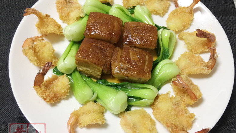 鲜虾四喜肉,四喜肉放盘子中间,清炒<a style='color:red;display:inline-block;' href='/shicai/ 3239'>菜心</a>围边,炸虾排放在外围即可