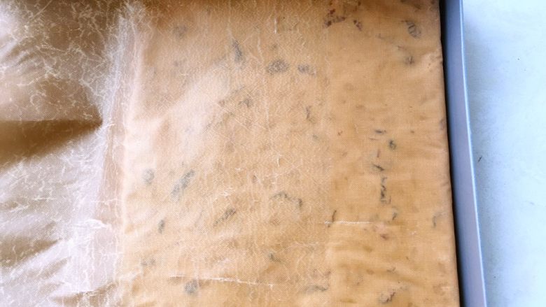 蔓越梅花生牛轧糖(麦芽糖版),利用烤盘的直角整理好形状,用擀面杖将表面压平正,冰箱冷冻一会,将麦芽糖冻硬即可