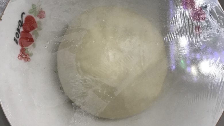 70%中种炼乳排包,拿出来揉圆,放入预先抹好油的盆里或者大汤碗中,盖上保鲜膜放在27度的环境下松弛30分钟。