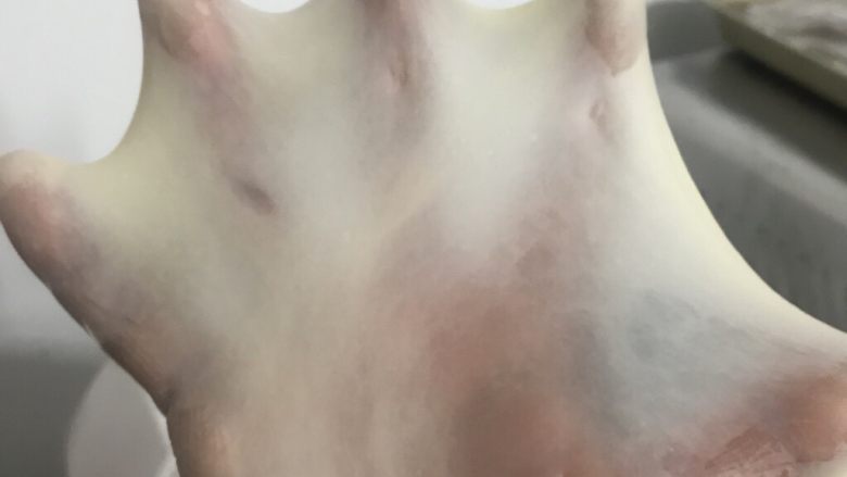 70%中种炼乳排包,厨师机二档把黄油揉进面团后转五档,揉至接近完全扩展阶段,出手套膜