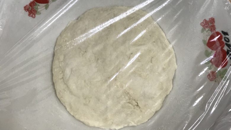 70%中种炼乳排包,盖上保鲜膜室温下放至1小时,然后放冰箱冷藏发酵17一72小时。