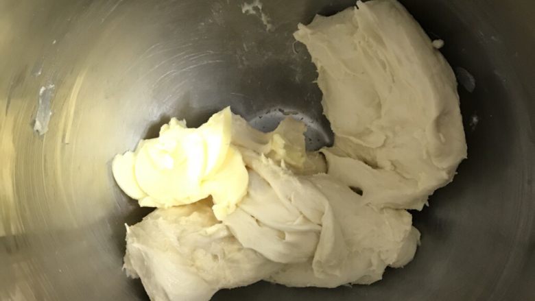 70%中种炼乳排包,加入软化后的黄油