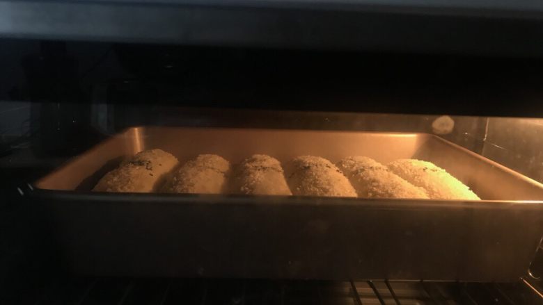 70%中种炼乳排包,送进提前预热好的烤箱中层,上下火175度25分钟