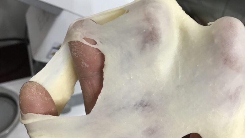 70%中种炼乳排包,开动厨师机二档揉成面团后转五档揉至扩展阶段。