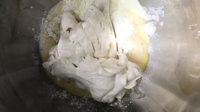 70%中种炼乳排包,把发酵好的中种面团切小块和主面团食村一起放入厨师机桶里,黄油除外(我一般是隔夜做好中种,第二天晩上做面包)