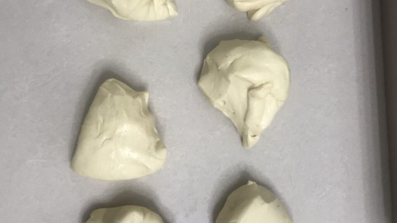70%中种炼乳排包,把面团倒出来拍打排气,平均分成六份