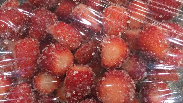🍓草莓季的草莓酱🍓,草莓和砂糖混合均匀后,敷上保鲜膜,腌制3小时以上,我直接扔冰箱腌过夜。