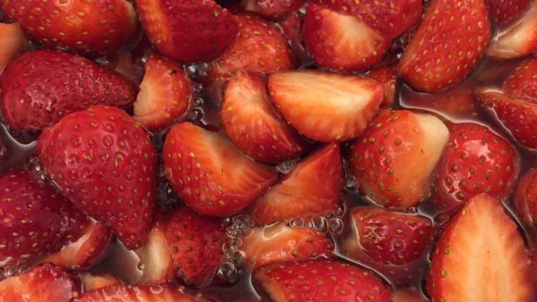 🍓草莓季的草莓酱🍓,腌制好后的草莓,糖已经融成糖浆。