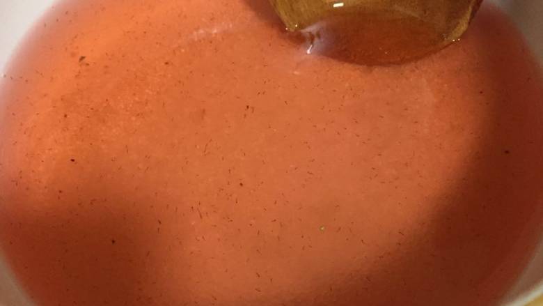 🍓草莓季的草莓酱🍓,将草莓糖浆水倒入锅中,用中火加热。