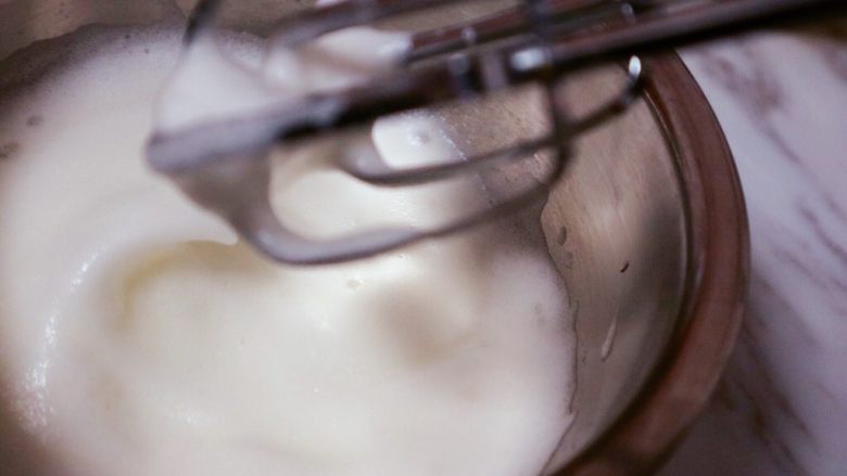 宝宝辅食之奶酪蛋糕,有小弯时第二次加糖,如图所示