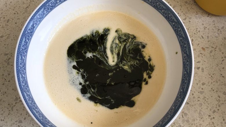 抹茶蜜豆毛巾卷,抹茶黄油糊倒入蛋糕糊中,搅拌均匀