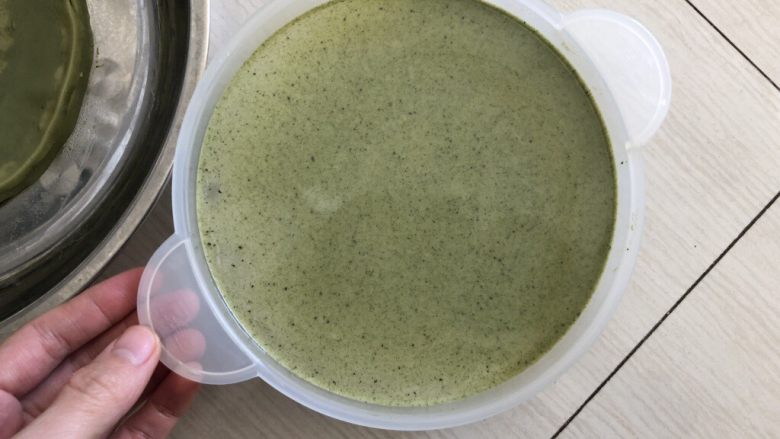 抹茶蜜豆毛巾卷,“神器”出场,6寸的班戟盘,舀一汤勺面糊到班戟盘中,摇晃盘子让面糊均匀,放入微波炉,中高火,叮1分20秒左右,打开微波炉的瞬间,面皮会鼓起,说明熟了
