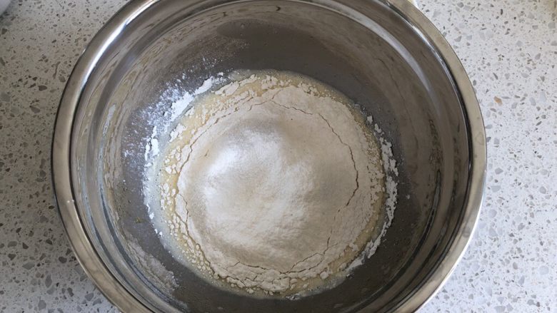 抹茶蜜豆毛巾卷,低筋面粉用面粉筛过筛到蛋液牛奶中,用打蛋器搅拌均匀