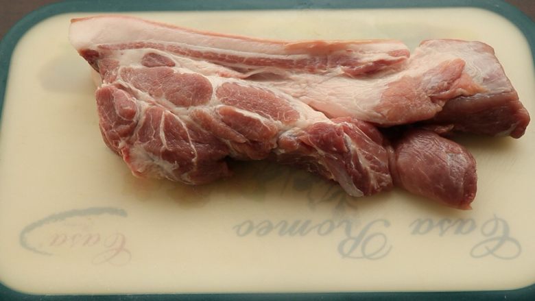 臊子肉,准备<a style='color:red;display:inline-block;' href='/shicai/ 414'>猪肉</a>,最好带肥肉,不然成品太干,不好吃