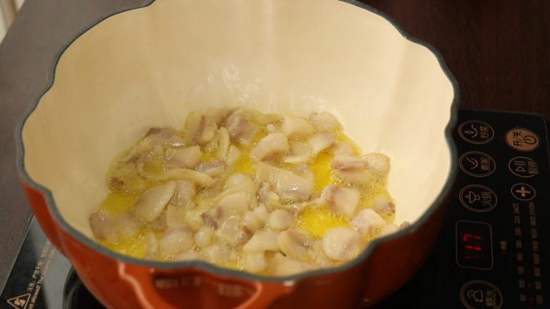 臊子肉,慢慢肥肉会变色,出很多油