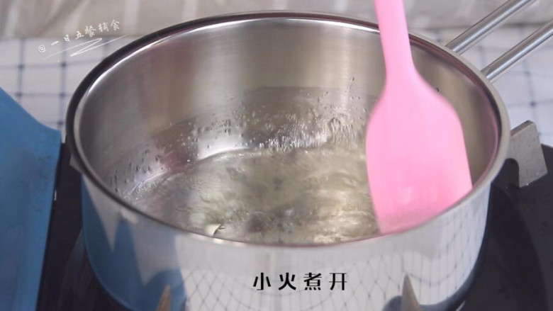 宝宝手指泡芙,60克水和10克玉米油倒入锅中,小火煮开。
>>玉米油可以用任意油替代。黄油也可以,但这样的动物油不鼓励,少吃没关系。其他带着浓味的植物油慎重选择。