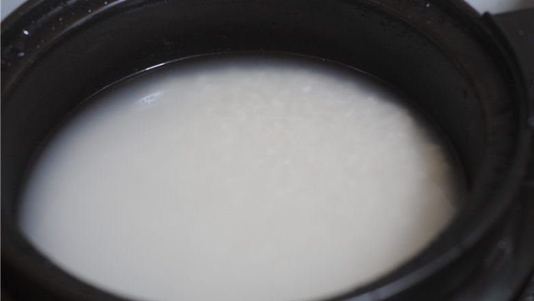 腊肉排骨放,大米淘洗干净,放入适量水,倒入电陶锅