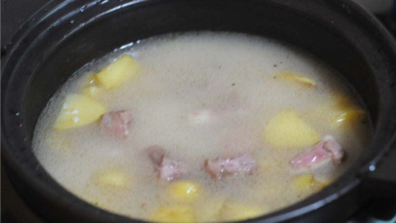 腊肉排骨放,将炒好排骨和土豆块倒入米饭里,拌均匀,盖上锅盖
