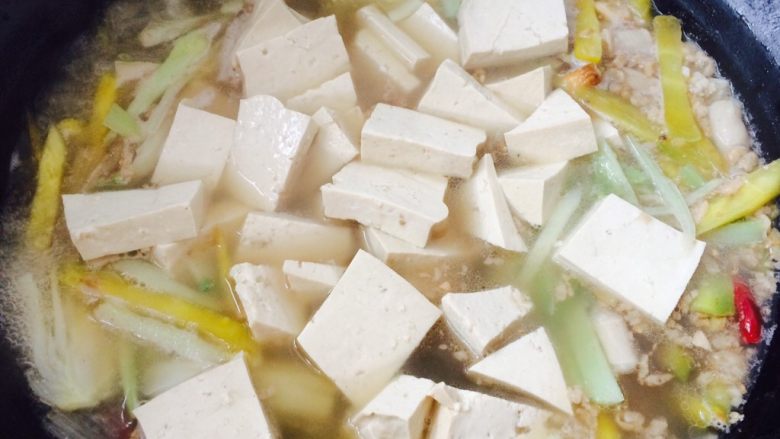羊杂蔬菜汤,土豆熟了之后放入豆腐,白菜帮接着熬