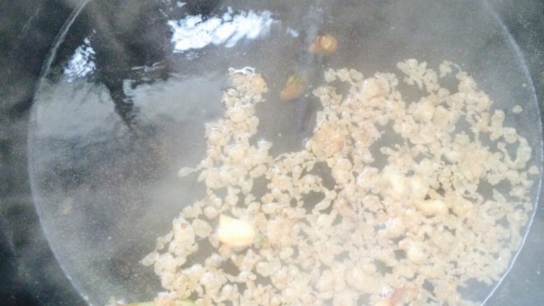 羊杂蔬菜汤,锅中热水,水烧开后加入羊油