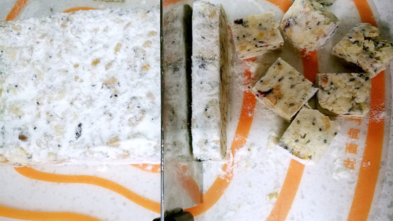 面包机版雪花酥,冷却后切块,裹上奶粉,即可享用