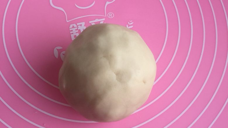 蛋黄酥,揉好后盖保鲜膜醒30分钟以上